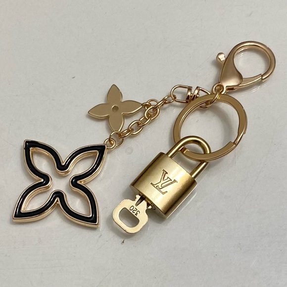 LOUIS VUITTON LOCK AND KEY ON KEYCHAIN #320-2 - Picture 1 of 10